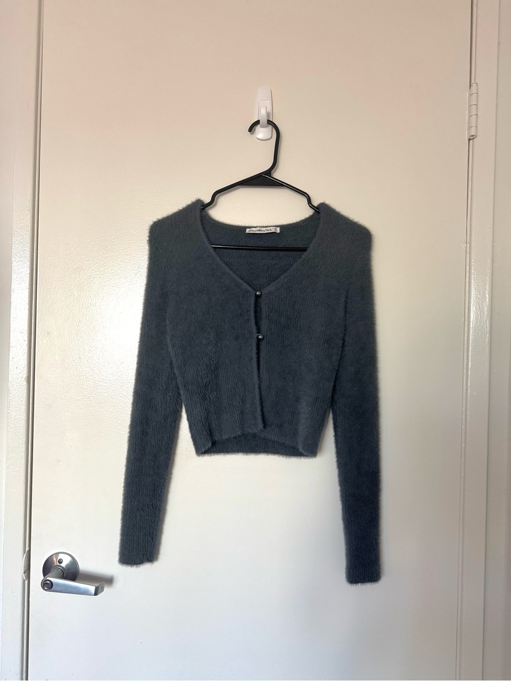 Abercrombie & Fitch - Cropped V-Neck Fuzzy Cardigan Sweater - Charcoal (xs)